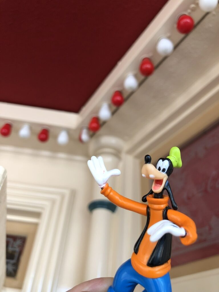  small plastic Goofy character toy
